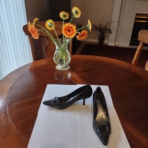 Nine West shoes, size 8.5, hills 3", color black, new